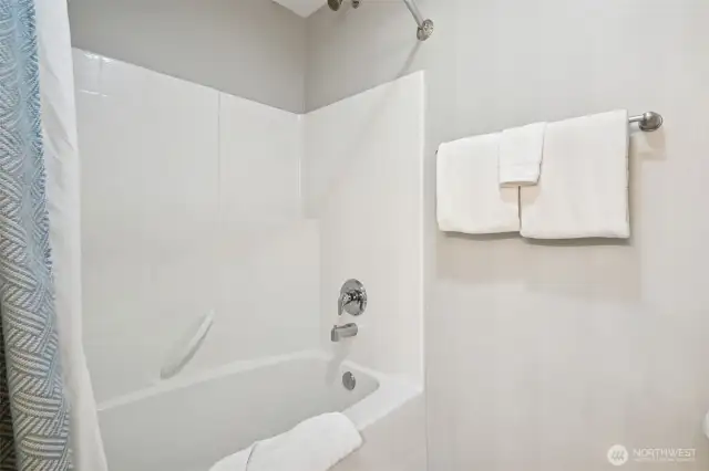 Tub/shower in the guest bath.