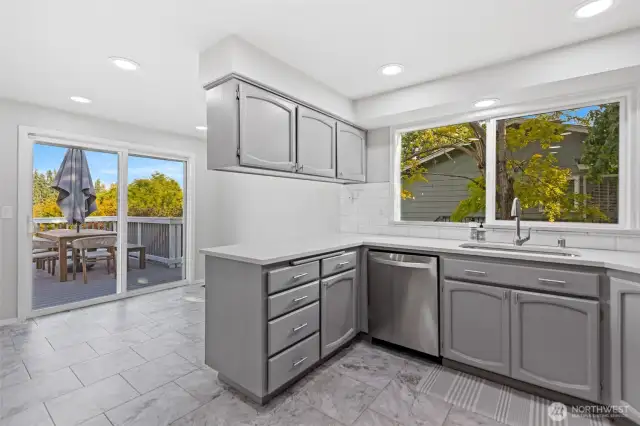 Breakfast nook onto massive entertaining trex deck
