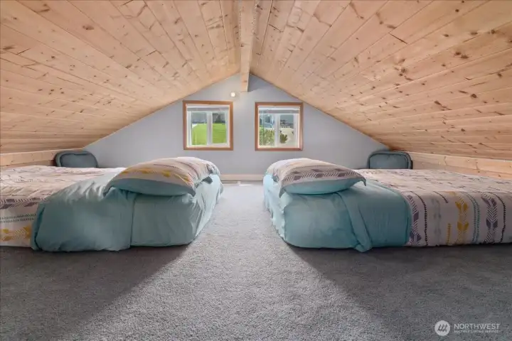 Extra! Extra! Huge sleeping loft with windows, air conditioning and plug ins for all those electronics!