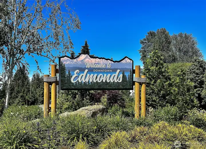 Welcome to Edmonds! Just a short stroll from this home you will have access to dining, theatre, boutiques, Edmonds/Kingston Ferry, beaches, marina and more. Great location.