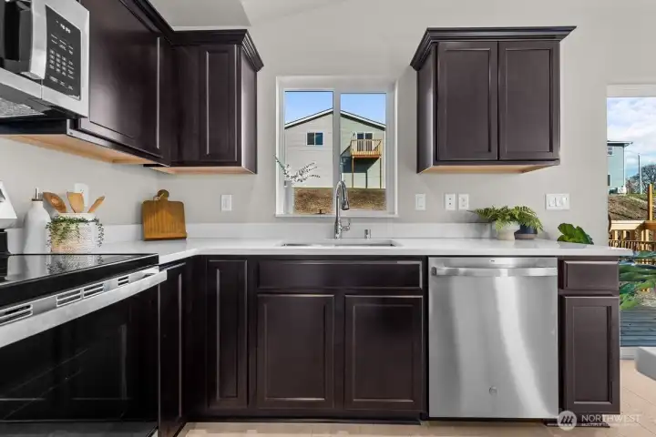 Photographs are for illustrative purposes only. Features, finishes, interior/exterior colors, landscaping and floorplan shown may vary from actual homes built.