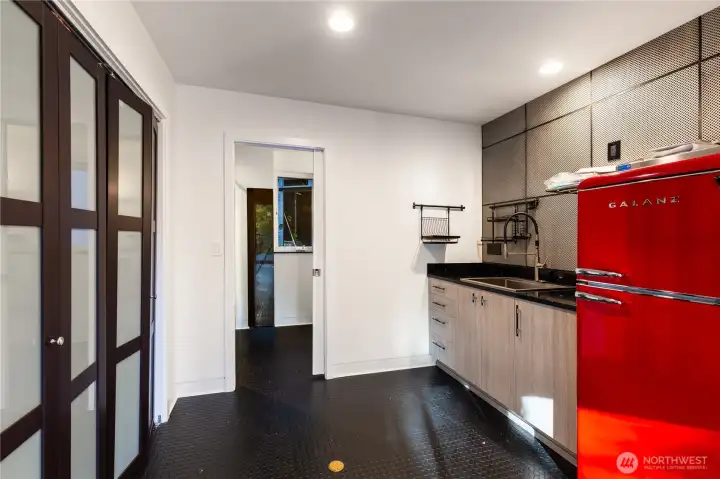 Guest suite with kitchen