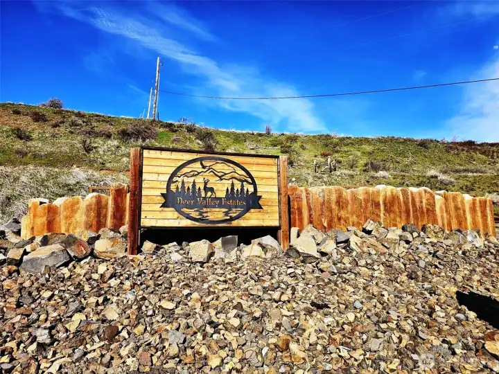 Welcome to "Deer Valley" in the heart of Kittitas County. Spectacular views, close to Yakima River for Blue Ribbon Fly fishing, about 10 - 15 minutes to downtown Ellensburg or Cle Elum and I-90
