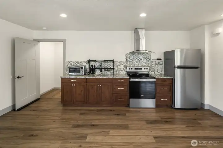 With its own separate entrance, you could easily gain income by renting this 1020 sq ft studio apartment or use it for guests or multi generational living. Turn it into home office, yoga studio, art studio, surely you have a great use for this space!