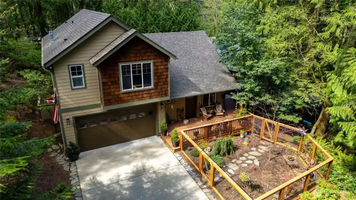 Beautiful fenced front garden.