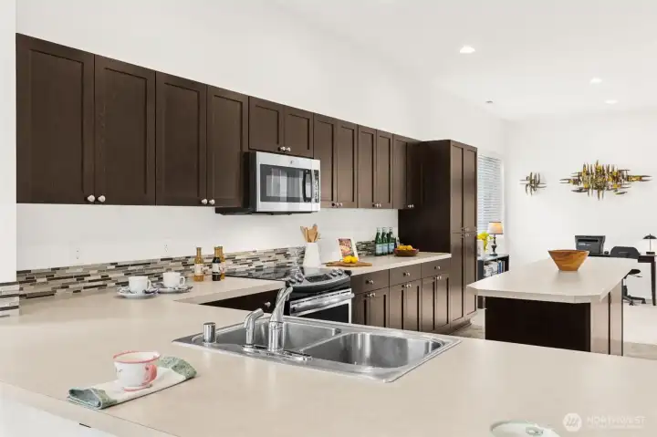 Kitchen open to nook area great for dining, office or den