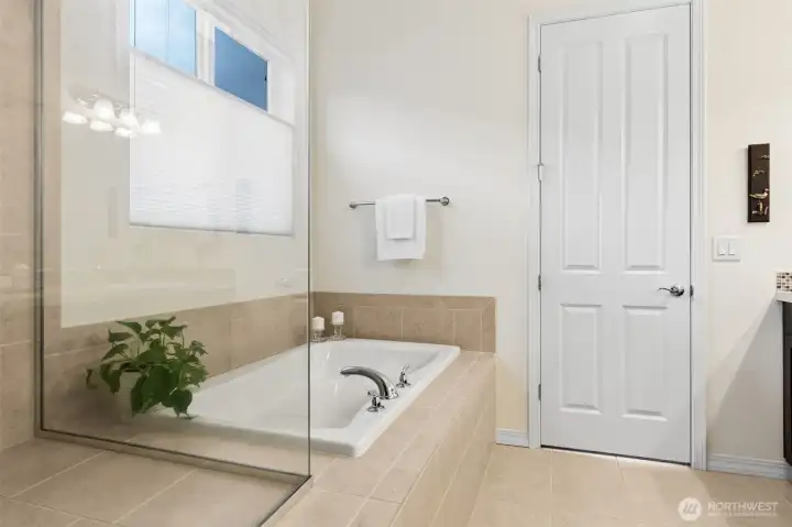 Soaking tub