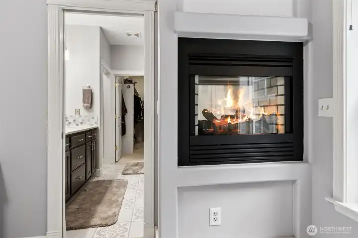 2-sided Fireplace in the Primary Bedroom / En-suite Bathroom