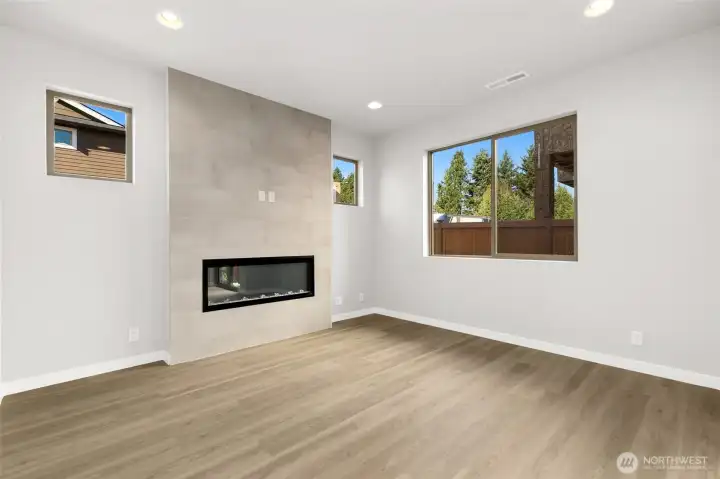Livingroom with large windows to bring in plenty of natural light. Livingroom with large windows to bring in plenty of natural light.