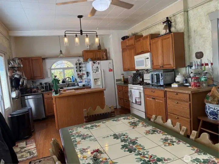 Kitchen with Gas Cooking range Kitchen with Gas Cooking range