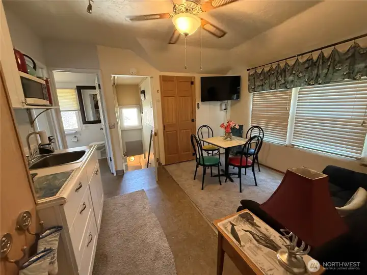 Sitting area on 2nd level - full view with kitchenette! Sitting area on 2nd level - full view with kitchenette!