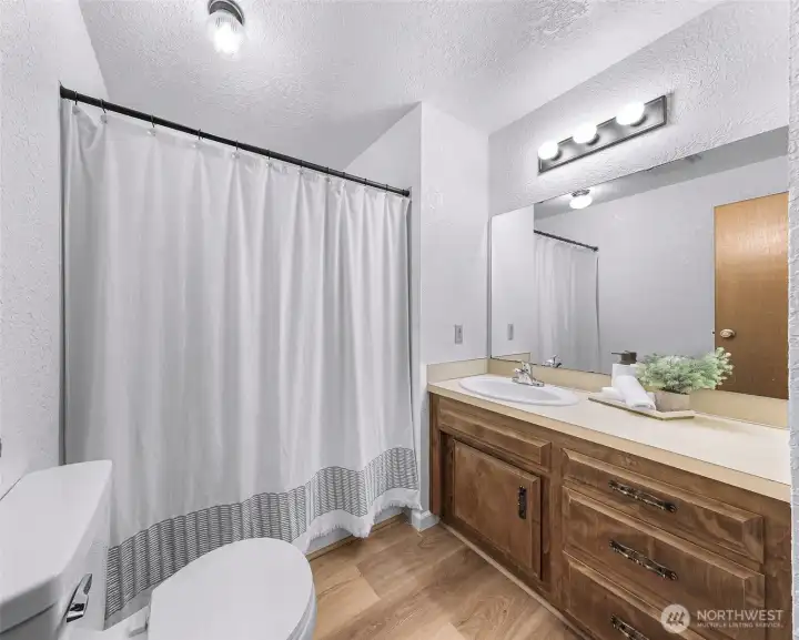 Second bathroom just next to the two bedrooms on the West end of the home. Second bathroom just next to the two bedrooms on the West end of the home.