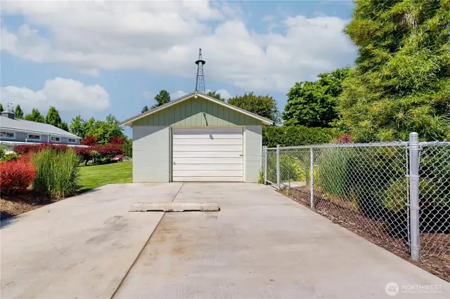 Detached garage space