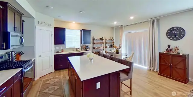 Walk-in pantry & quartz counter tops