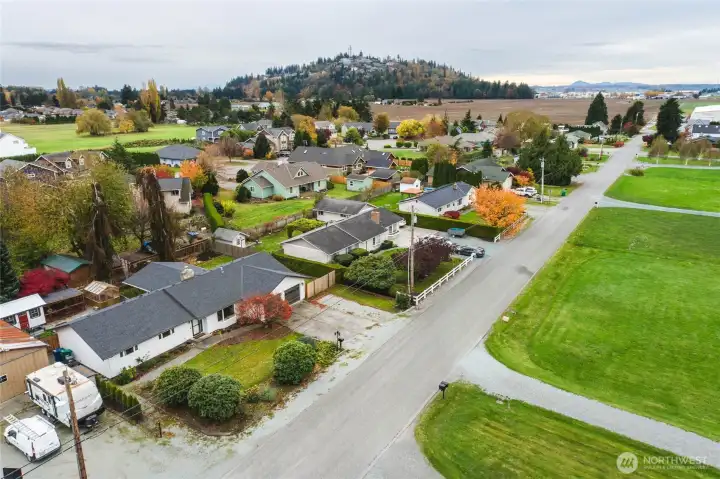 Lovely country setting minutes to town or I-5