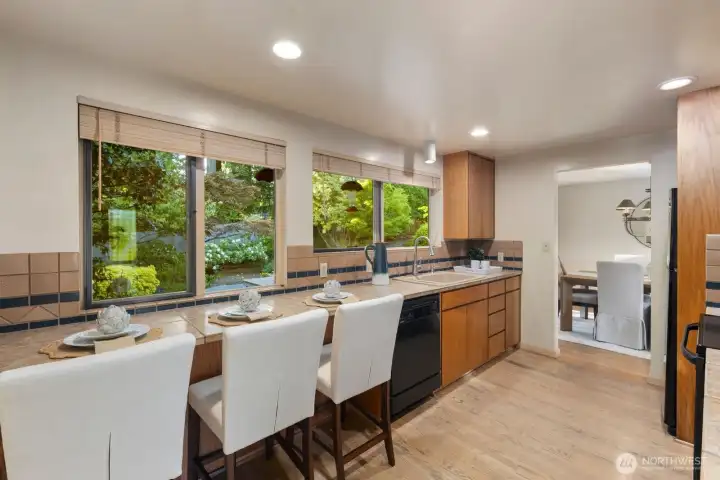 Breakfast bar & work space