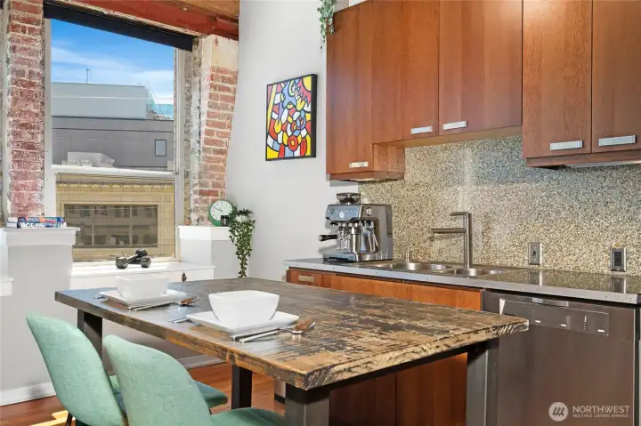 It's easy to feel right at home in this warm and inviting kitchen. It's easy to feel right at home in this warm and inviting kitchen.