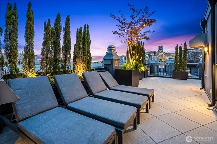 Plenty of seating and comfortable chaise lounges create a true urban oasis above the city. Plenty of seating and comfortable chaise lounges create a true urban oasis above the city.