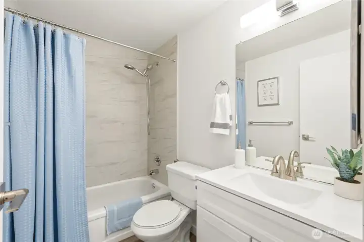 Common Full Bath. Shower tiles are new. Common Full Bath. Shower tiles are new.