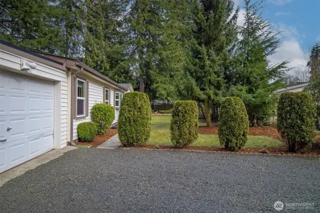 Single Car Garage & Large Driveway