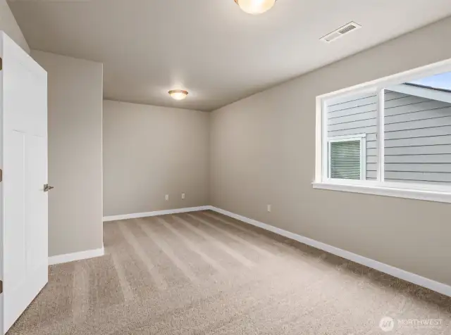 Large 3rd bedroom on 2nd floor