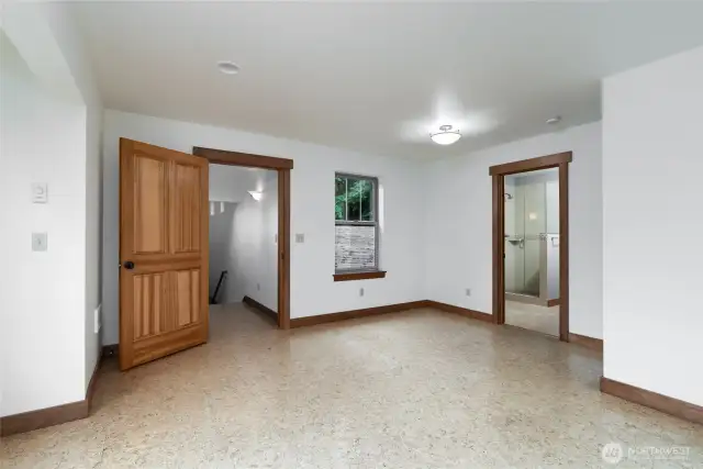hobby rm or guest room w/living area and shower