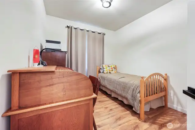 Another of the secondary bedrooms ...