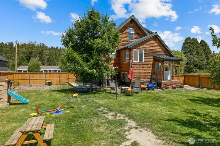 BIG BIG lot for Roslyn! Privacy fence surrounds. Hard to find in town!