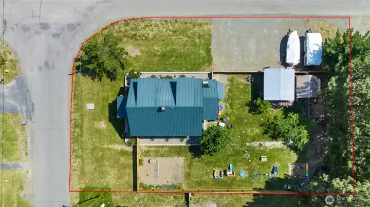 At over 9,000sf, this property is a real find in Roslyn! Level, corner lot- fantastic location. SO many amenities, updated and still full of Roslyn charm too!