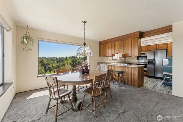 Dining & kitchen.