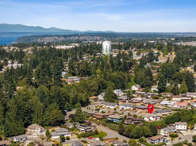 Northwest towards Des Moines & Sea-Tac airport. 15 minutes to the airport!