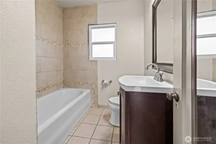 Full bathroom, main floor