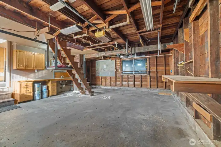 Garage + work bench and shop area