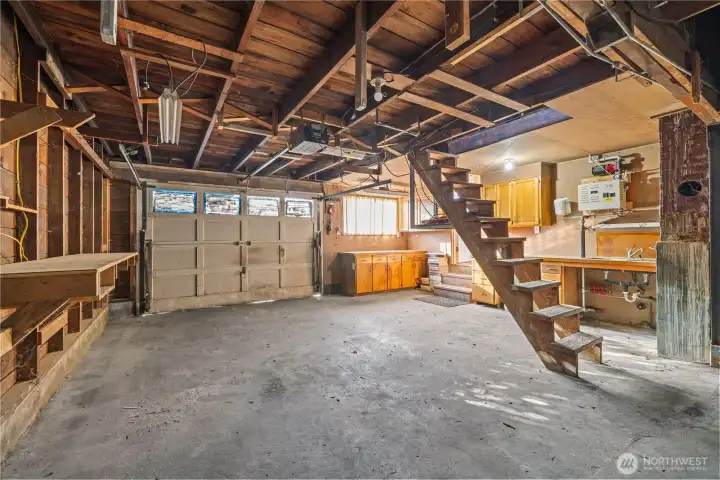 Garage + work bench and shop area