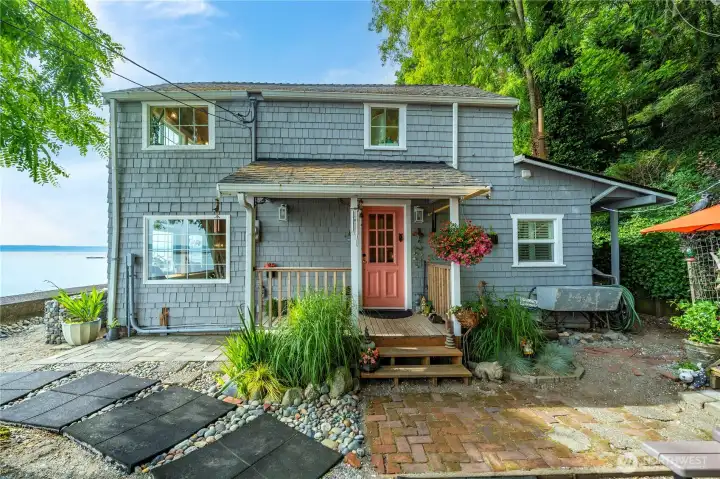 Welcome to your waterfront retreat set right on the shoreline.