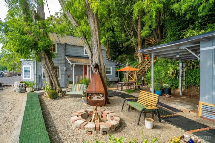 Enjoy evenings by the firepit after a day of beach walks, kayaking, or crabbing.