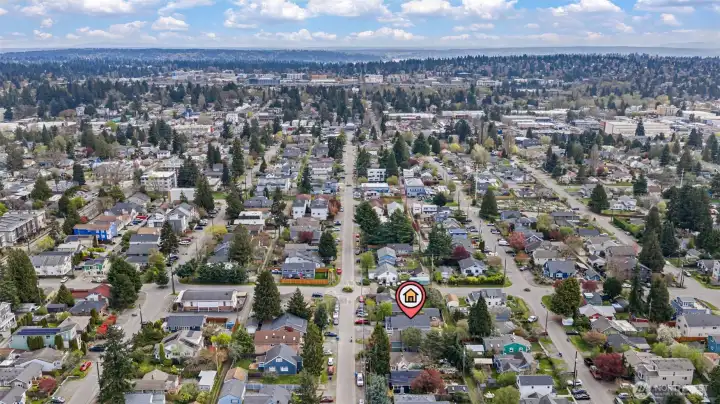 To the east and only 7 minutes away is light rail access, cinemas and many shopping options.