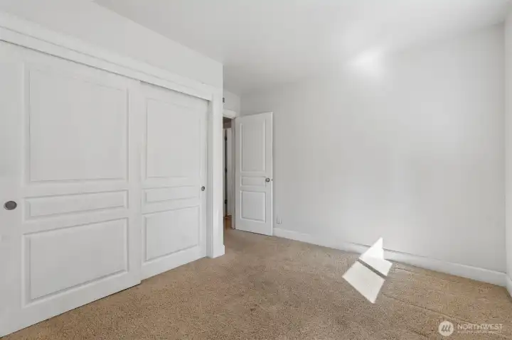 3rd Bed, W2W carpet, closet
