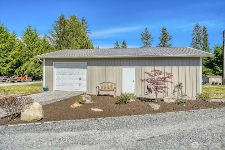 960ft Shop with water & 200A electric service. Same at the barn / art studio.