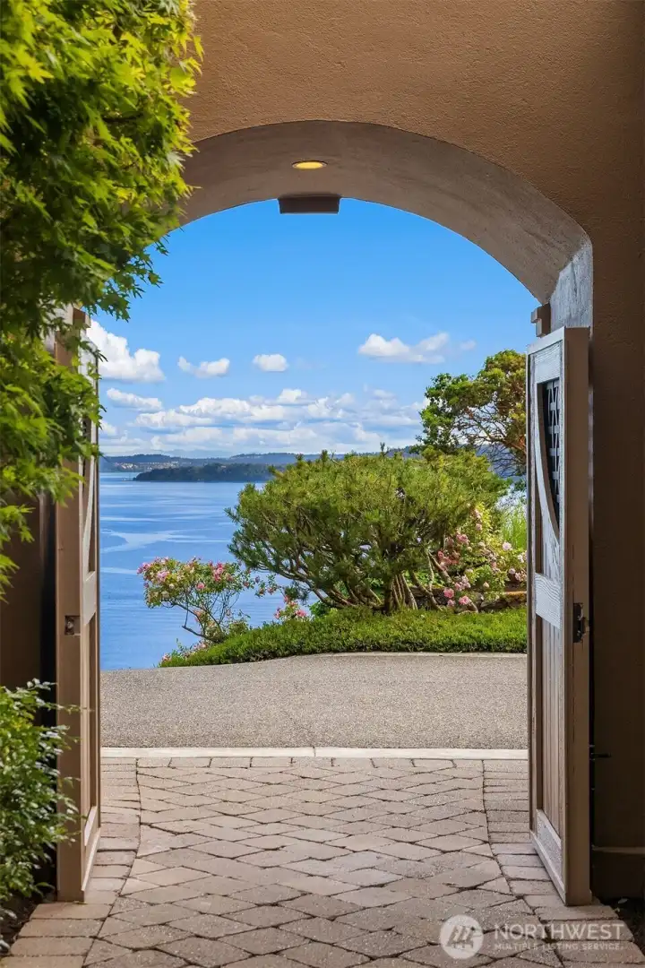 Curved gated entryway