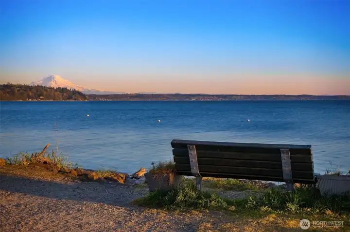 Three Tree Point public beach minutes away.