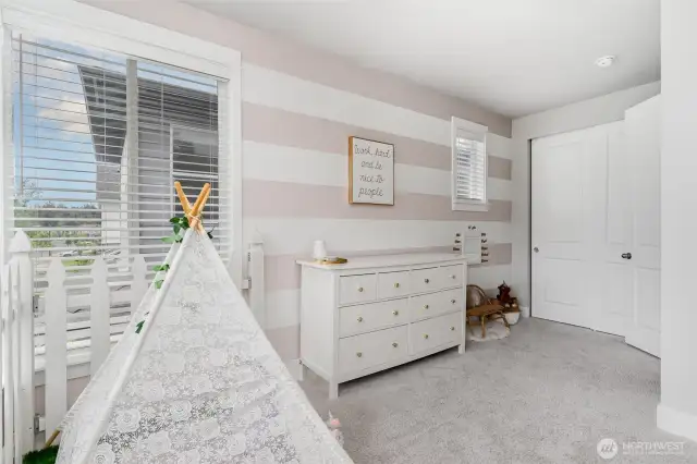 Spacious Bedrm #1 - Lrg windows + 10' ceilings