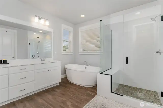 5-piece bathroom w/ tile flr