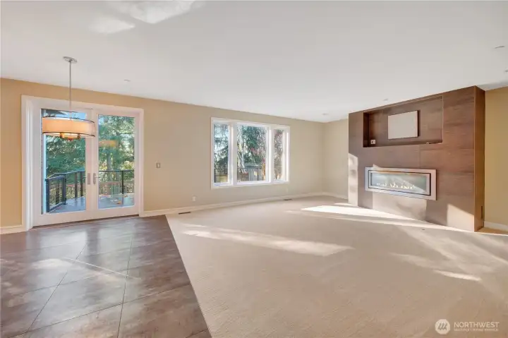 Casual dining and family room
