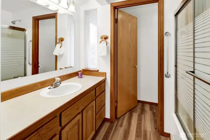 Main suite bathroom