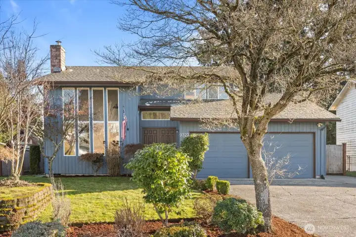 Welcome home to Broadway Manor in Everett. Featuring 3 bedrooms and 2.25 bath, this lot is approximately 7,840 sqft with a fully fenced backyard.