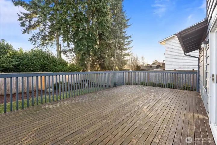 Large entertaining deck, approximately 360 sqft.