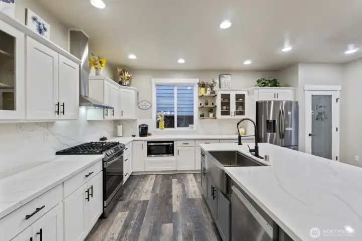 Beautiful all new Kitchen!