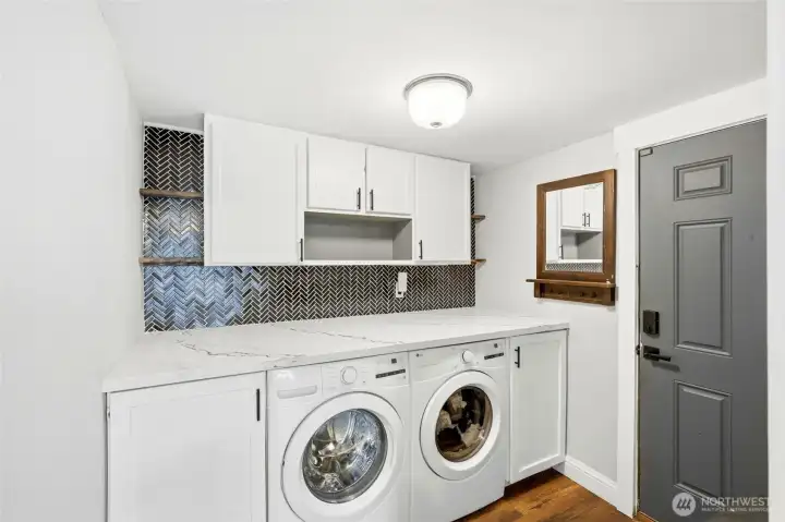 Updated laundry room with washer and dryer that stay