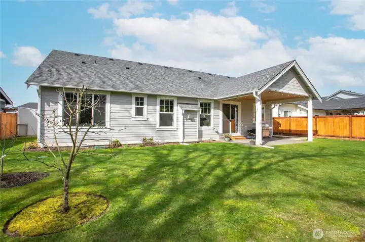 Even comes with a little orchard for growing your own fruit!